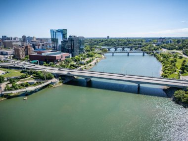 Nehir akan bir şehir ve su üzerinde bir köprü. Köprü büyük ve binalarla çevrili.