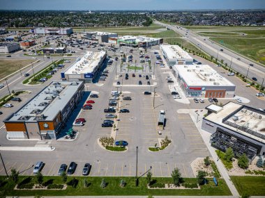 Bir sürü arabası ve Starbucks 'ı olan büyük bir otopark. Otopark boş ve gökyüzü temiz.