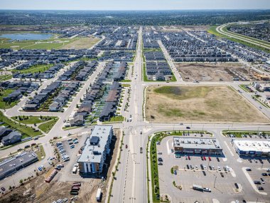 Bir sürü evi ve birkaç mağazası olan bir şehir caddesi. Sokaklar arabalar ve kamyonlarla dolu.
