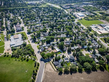 Evleri ve ağaçları olan bir yerleşim yeri manzarası. Evler çoğunlukla küçük ve cadde ağaçlarla kaplı.
