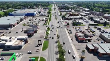 Bir sürü arabası ve binası olan bir şehir caddesi. Sokaklar trafikten geçilmiyor ve binalar yüksek.
