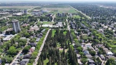 Şehir manzarası ortada büyük yeşil bir park. Park evler ve ağaçlarla çevrili.