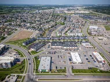 Bir sürü bina ve arabalı şehir manzarası. Sokaklar trafikten geçilmiyor ve binalar yüksek.