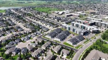 Birçok evi ve sokağı olan bir yerleşim yeri. Evlerin çoğu beyaz ve cadde ağaçlarla kaplı.