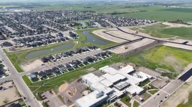 Okul yerleşim bölgesinde inşa ediliyor. Okul evler ve bir göl ile çevrilidir.