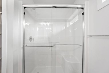 Gümüş saplı temiz duş kapısı. Banyo temiz ve bakımlı.