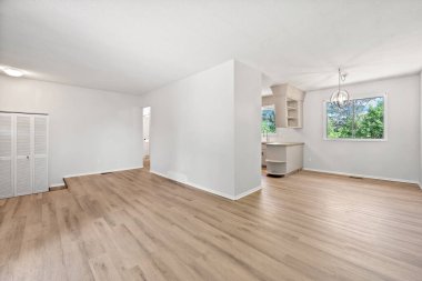 Mutfağı ve banyosu olan büyük bir oturma odası. Mutfakta lavabo ve tezgah var.