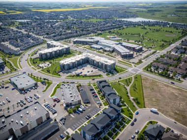 Şehir caddesinin ortasında büyük bir kavşak var. Sokaklar binalarla ve otoparklarla dolu.
