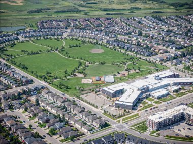 Ortasında büyük bir park olan bir yerleşim yeri. Park evlerle çevrili ve bir beyzbol sahası var.