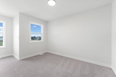 Büyük, penceresi ve ışığı olan boş bir oda. Oda çok temiz ve havadar bir havası var.