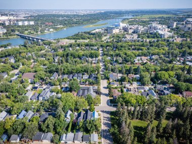 Şehir manzarası ve içinden bir nehir geçiyor. Evler küçük ve sokaklar ağaçlarla dolu.