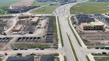 Bir sürü arabası ve kamyoneti olan bir inşaat alanının sokak manzarası. İnşaat alanı yerleşim alanının yakınında.