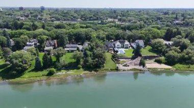 Sahilde evi olan güzel bir göl. Su sakin ve gökyüzü berrak.