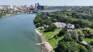 İçinden nehir akan bir şehir. Nehir yeşil ve şehir ağaçlarla dolu.