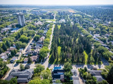 Şehir manzarası ortada büyük yeşil bir park. Park evler ve ağaçlarla çevrili.