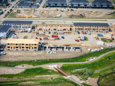 Bir sürü kamyoneti ve işçisi olan bir inşaat alanı. İlerleme ve gelişme kavramı