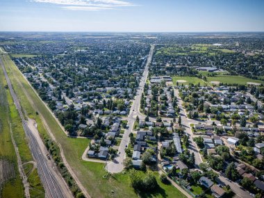 Saskatchewan, Saskatchewan 'ın kuzeydoğusunda bir yerleşim yeri olan Arbor Creek' in yüksek çözünürlüklü hava aracı görüntüsü. Resimde sıra sıra aile evleri, dolambaçlı sokaklar ve doğal çayır manzarasıyla çevrili yeşil alanlar yer alıyor. Kullanım için mükemmel