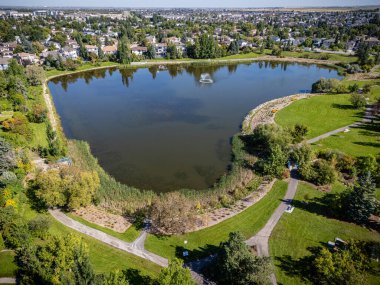 Saskatchewan, Saskatchewan 'ın kuzeydoğusunda bir yerleşim yeri olan Arbor Creek' in yüksek çözünürlüklü hava aracı görüntüsü. Resimde sıra sıra aile evleri, dolambaçlı sokaklar ve doğal çayır manzarasıyla çevrili yeşil alanlar yer alıyor. Kullanım için mükemmel