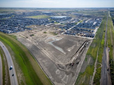 Saskatchewan, Saskatchewan 'ın kuzeydoğusunda bir yerleşim yeri olan Arbor Creek' in yüksek çözünürlüklü hava aracı görüntüsü. Resimde sıra sıra aile evleri, dolambaçlı sokaklar ve doğal çayır manzarasıyla çevrili yeşil alanlar yer alıyor. Kullanım için mükemmel