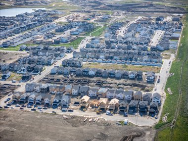 Saskatchewan, Saskatchewan 'ın kuzeydoğusunda bir yerleşim yeri olan Arbor Creek' in yüksek çözünürlüklü hava aracı görüntüsü. Resimde sıra sıra aile evleri, dolambaçlı sokaklar ve doğal çayır manzarasıyla çevrili yeşil alanlar yer alıyor. Kullanım için mükemmel