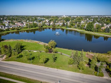Saskatchewan, Saskatchewan 'ın kuzeydoğusunda bir yerleşim yeri olan Arbor Creek' in yüksek çözünürlüklü hava aracı görüntüsü. Resimde sıra sıra aile evleri, dolambaçlı sokaklar ve doğal çayır manzarasıyla çevrili yeşil alanlar yer alıyor. Kullanım için mükemmel