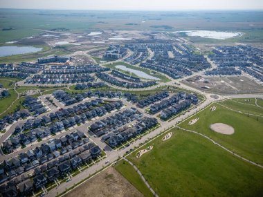 Saskatchewan, Saskatoon 'daki modern yerleşim yeri Brighton' un havadan görünüşü, yeni evler, göletler ve yeşil alanlar içeriyor.
