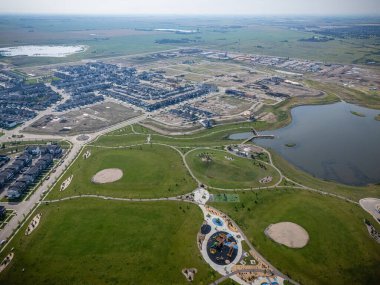 Saskatchewan, Saskatoon 'daki modern yerleşim yeri Brighton' un havadan görünüşü, yeni evler, göletler ve yeşil alanlar içeriyor.