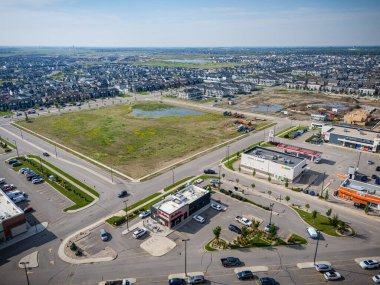 Saskatchewan, Saskatoon 'daki modern yerleşim yeri Brighton' un havadan görünüşü, yeni evler, göletler ve yeşil alanlar içeriyor.