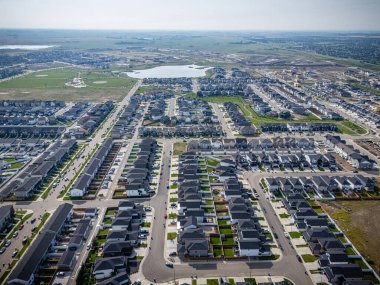 Saskatchewan, Saskatoon 'daki modern yerleşim yeri Brighton' un havadan görünüşü, yeni evler, göletler ve yeşil alanlar içeriyor.