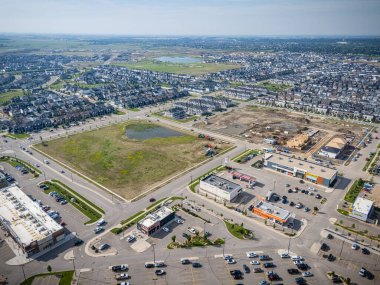 Saskatchewan, Saskatoon 'daki modern yerleşim yeri Brighton' un havadan görünüşü, yeni evler, göletler ve yeşil alanlar içeriyor.