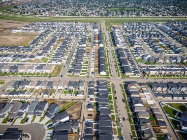 Saskatchewan, Saskatoon 'daki modern yerleşim yeri Brighton' un havadan görünüşü, yeni evler, göletler ve yeşil alanlar içeriyor.