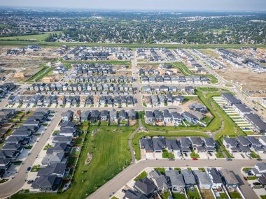 Saskatchewan, Saskatoon 'daki modern yerleşim yeri Brighton' un havadan görünüşü, yeni evler, göletler ve yeşil alanlar içeriyor.