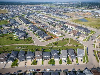 Saskatchewan, Saskatoon 'daki modern yerleşim yeri Brighton' un havadan görünüşü, yeni evler, göletler ve yeşil alanlar içeriyor.