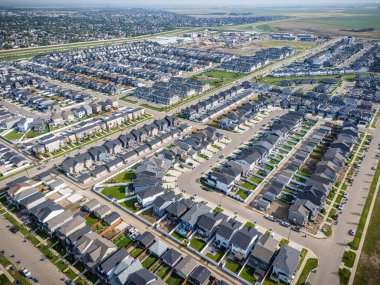 Saskatchewan, Saskatoon 'daki modern yerleşim yeri Brighton' un havadan görünüşü, yeni evler, göletler ve yeşil alanlar içeriyor.
