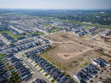 Saskatchewan, Saskatoon 'daki modern yerleşim yeri Brighton' un havadan görünüşü, yeni evler, göletler ve yeşil alanlar içeriyor.
