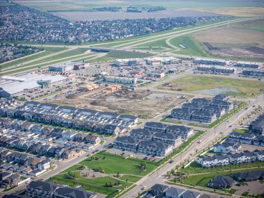 Saskatchewan, Saskatoon 'daki modern yerleşim yeri Brighton' un havadan görünüşü, yeni evler, göletler ve yeşil alanlar içeriyor.