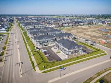 Saskatchewan, Saskatoon 'daki modern yerleşim yeri Brighton' un havadan görünüşü, yeni evler, göletler ve yeşil alanlar içeriyor.