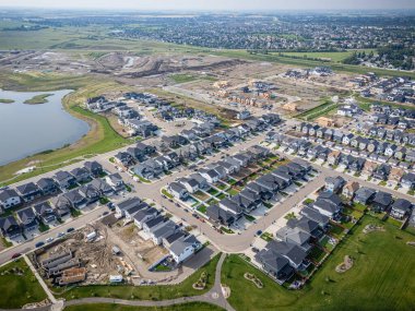 Saskatchewan, Saskatoon 'daki modern yerleşim yeri Brighton' un havadan görünüşü, yeni evler, göletler ve yeşil alanlar içeriyor.