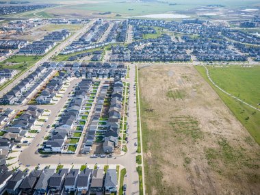 Saskatchewan, Saskatoon 'daki modern yerleşim yeri Brighton' un havadan görünüşü, yeni evler, göletler ve yeşil alanlar içeriyor.