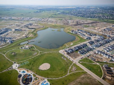 Saskatchewan, Saskatoon 'daki modern yerleşim yeri Brighton' un havadan görünüşü, yeni evler, göletler ve yeşil alanlar içeriyor.