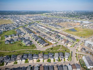 Saskatchewan, Saskatoon 'daki modern yerleşim yeri Brighton' un havadan görünüşü, yeni evler, göletler ve yeşil alanlar içeriyor.