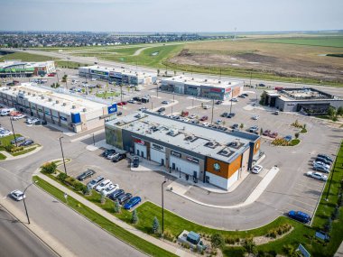 Saskatchewan, Saskatoon 'daki modern yerleşim yeri Brighton' un havadan görünüşü, yeni evler, göletler ve yeşil alanlar içeriyor.