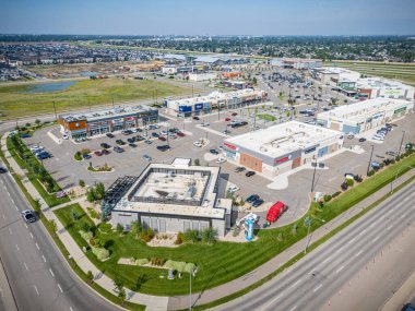 Saskatchewan, Saskatoon 'daki modern yerleşim yeri Brighton' un havadan görünüşü, yeni evler, göletler ve yeşil alanlar içeriyor.