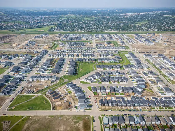 Saskatchewan, Saskatoon 'daki modern yerleşim yeri Brighton' un havadan görünüşü, yeni evler, göletler ve yeşil alanlar içeriyor.