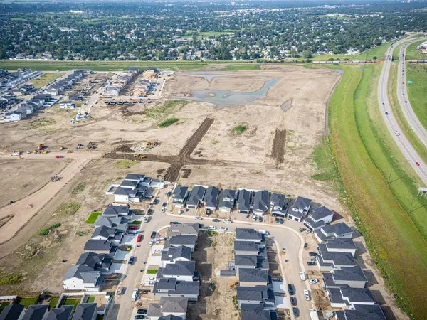 Saskatchewan, Saskatoon 'daki modern yerleşim yeri Brighton' un havadan görünüşü, yeni evler, göletler ve yeşil alanlar içeriyor.