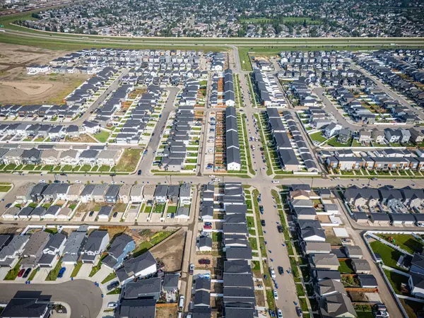 Saskatchewan, Saskatoon 'daki modern yerleşim yeri Brighton' un havadan görünüşü, yeni evler, göletler ve yeşil alanlar içeriyor.