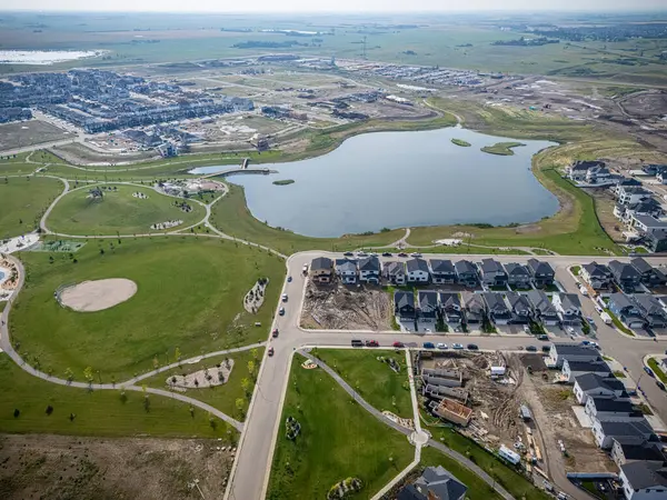 Saskatchewan, Saskatoon 'daki modern yerleşim yeri Brighton' un havadan görünüşü, yeni evler, göletler ve yeşil alanlar içeriyor.