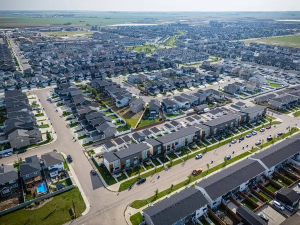 Saskatchewan, Saskatoon 'daki modern yerleşim yeri Brighton' un havadan görünüşü, yeni evler, göletler ve yeşil alanlar içeriyor.