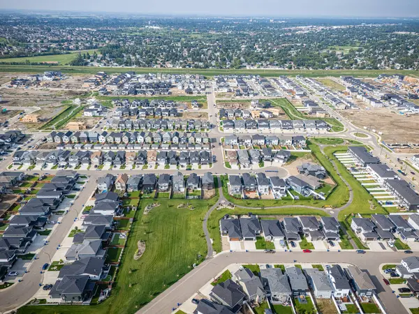 Saskatchewan, Saskatoon 'daki modern yerleşim yeri Brighton' un havadan görünüşü, yeni evler, göletler ve yeşil alanlar içeriyor.