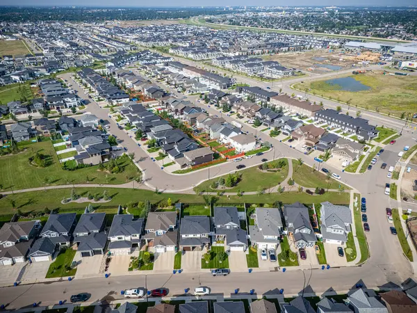 Saskatchewan, Saskatoon 'daki modern yerleşim yeri Brighton' un havadan görünüşü, yeni evler, göletler ve yeşil alanlar içeriyor.